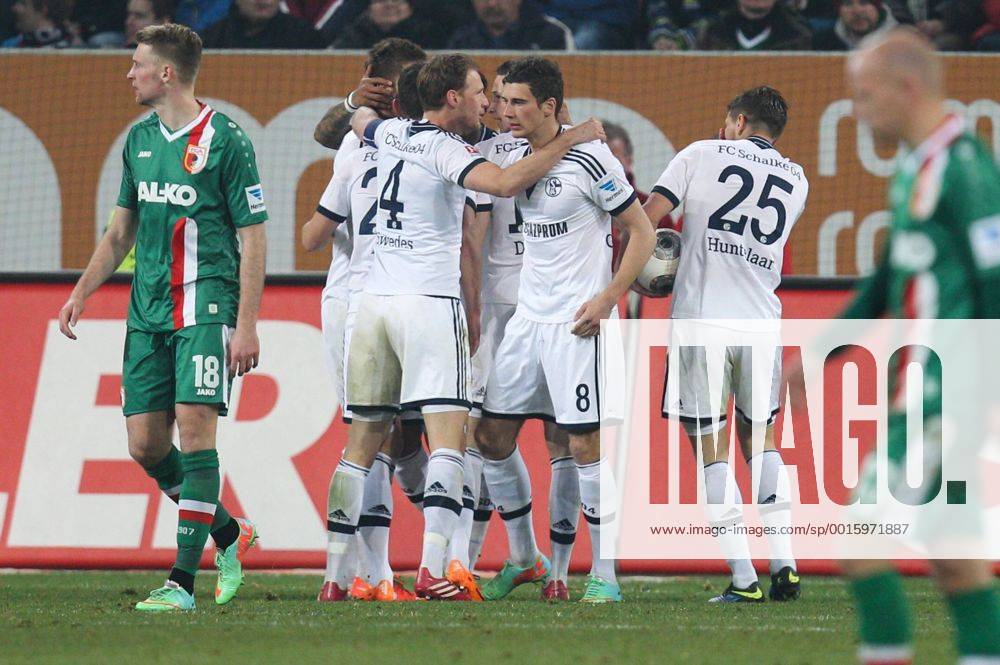 Die Mannschaft freut sich ueber das Tor von Klaas-Jan Huntelaar 25 (FC Schalke 04) FC Augsburg vs. FC Schalke 04, Fussball, 1.Bundesliga, 14.03.2014 EP_ckt