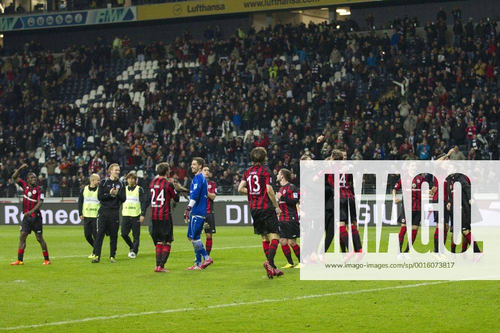 Die Spieler von Eintracht Frankfurt jubeln nach Spielende Fussball 1. Bundesliga, 27. Spieltag, Eintracht Frankfurt (F) - Borussia Mönchengladbach (MG) 1:0, am 26.03.2014 in Frankfurt Deutschland.