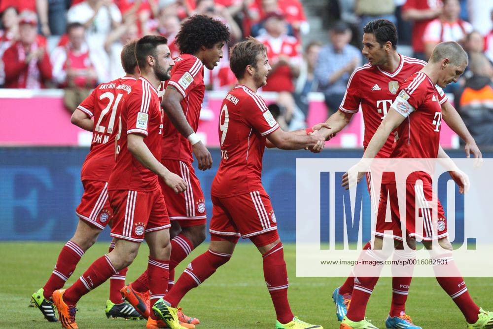 Die Mannschaft freut sich ueber das Tor von Xherdan Shaqiri 11 (FC Bayern Muenchen) FC Bayern Muenchen vs. TSG 1899 Hoffenheim, Fussball, 1.Bundesliga, 29.3.2014 EP_ckt