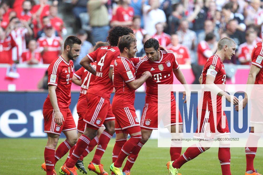 Die Mannschaft freut sich ueber das Tor von Xherdan Shaqiri 11 (FC Bayern Muenchen) FC Bayern Muenchen vs. TSG 1899 Hoffenheim, Fussball, 1.Bundesliga, 29.3.2014 EP_ckt