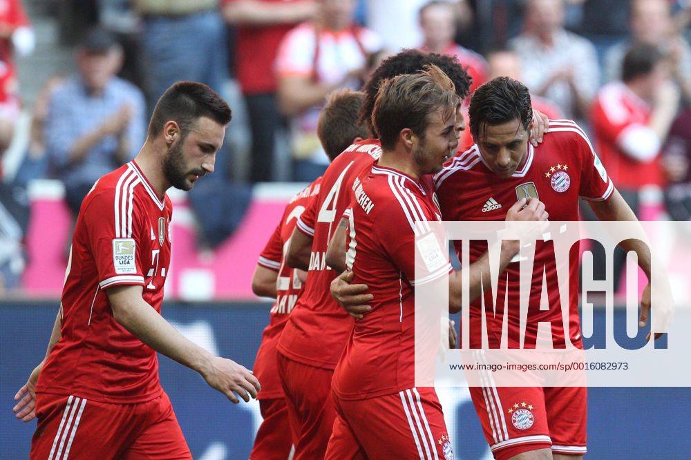 Die Mannschaft freut sich über das Tor von Xherdan Shaqiri 11 (FC Bayern München) FC Bayern München vs. TSG 1899 Hoffenheim, Fussball, 1.Bundesliga, 29.3.2014 EP_ckt
