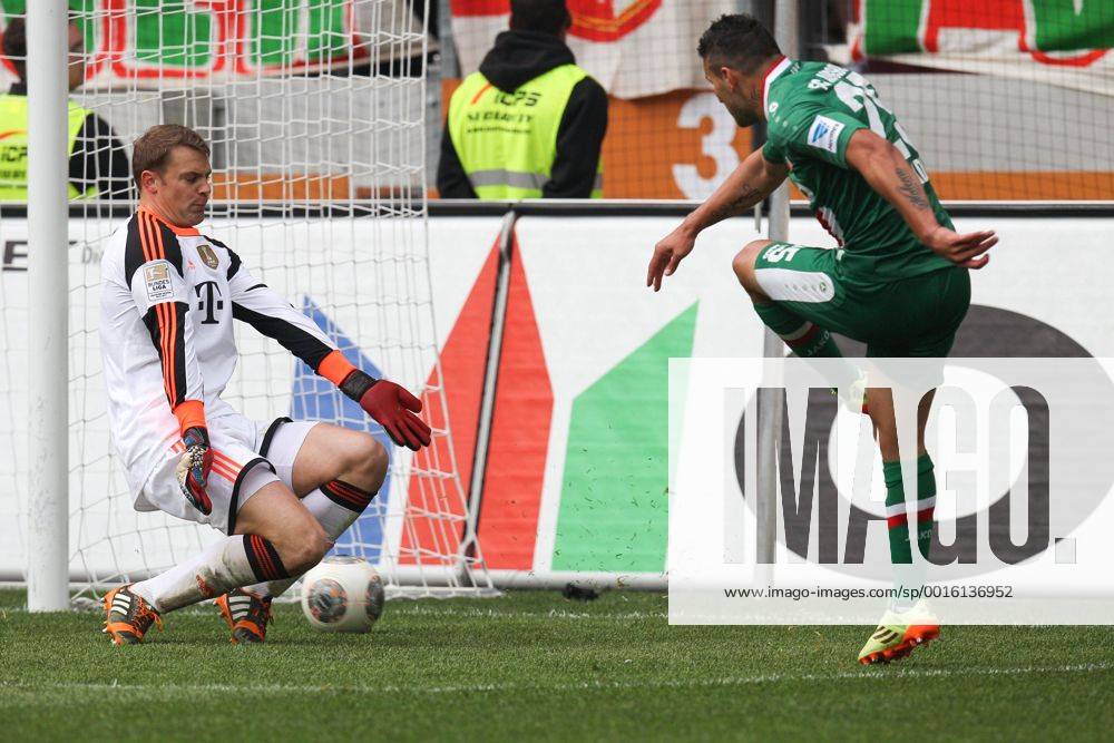 Torwartaktion von Manuel Neuer 1 (FC Bayern München), Raul Bobadilla 25 (FC Augsburg) FC Augsburg vs. FC Bayern München, Fussball, 1.Bundesliga, 05.04.2014 EP_ckt