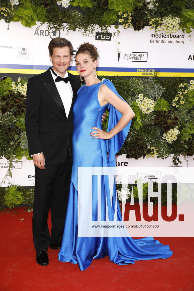 Benjamin Herrmann und Caroline Rosales bei der Ankunft zur Verleihung Deutscher Filmpreis am 24.06.2022 in Berlin Deutscher Filmpreis 2022 in Berlin - Ankunft Roter Teppich