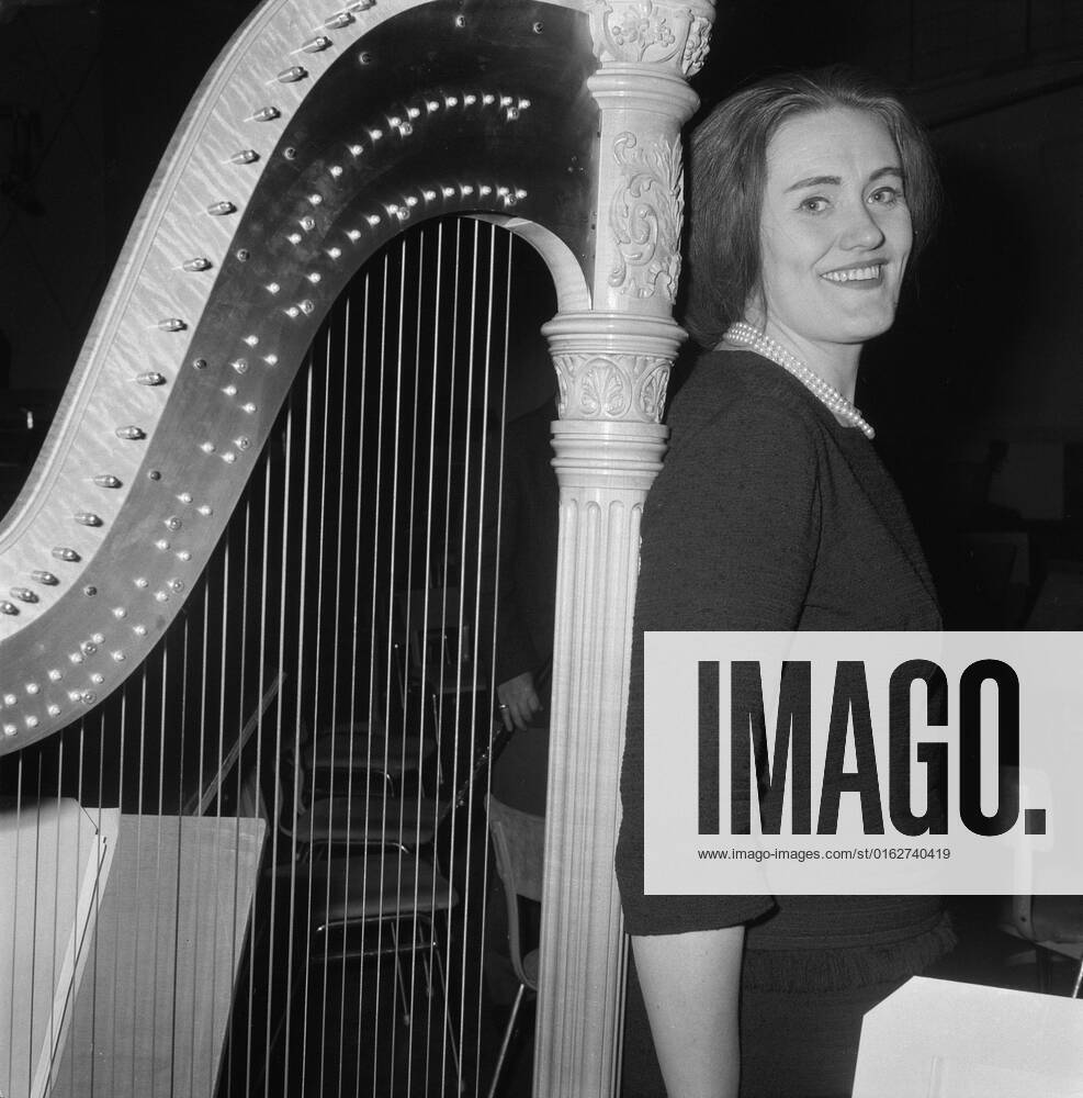 Anefo photo collection. Joan Sutherland in Concertgebouw led by Fulvio Vernizzi (conductor). February 25, 1962