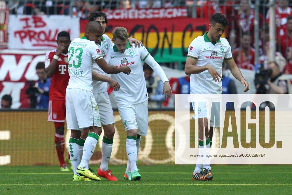 Die Mannschaft freut sich ueber das Tor von Aaron Hunt 14 (SV Werder Bremen) FC Bayern Muenchen vs. SV Werder Bremen, Fussball, 1.Bundesliga, 26.4.2014 EP_ckt