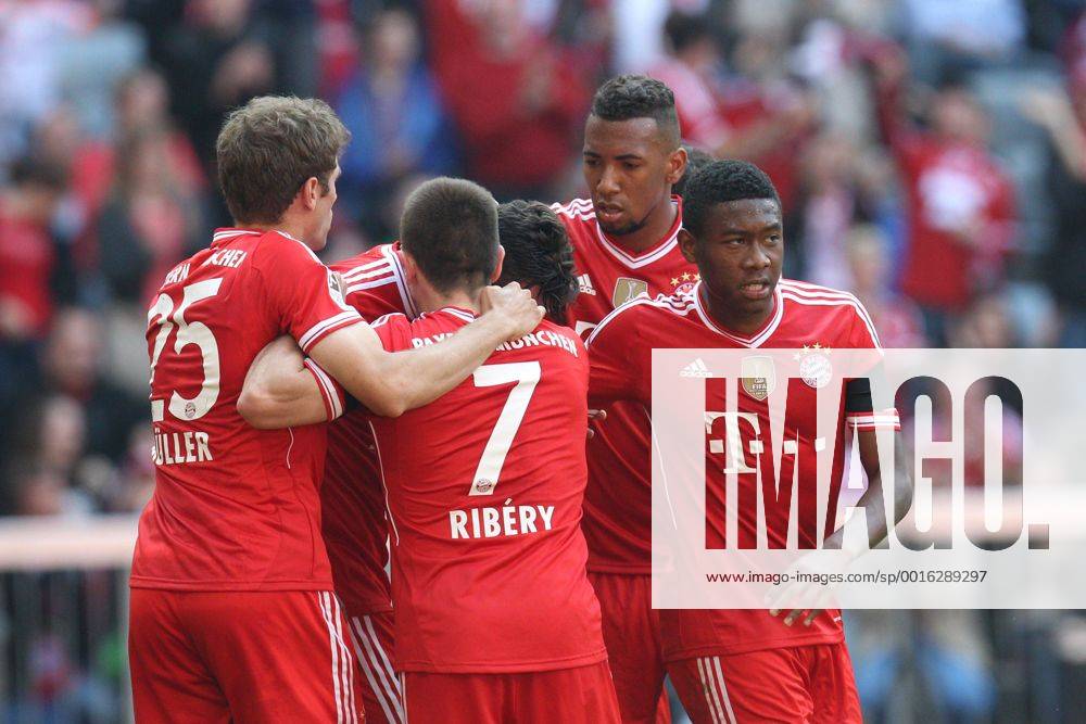 Die Mannschaft freut sich ueber das Tor von Claudio Pizarro 14 (FC Bayern München) FC Bayern München vs. SV Werder Bremen, Fussball, 1.Bundesliga, 26.4.2014 EP_ckt