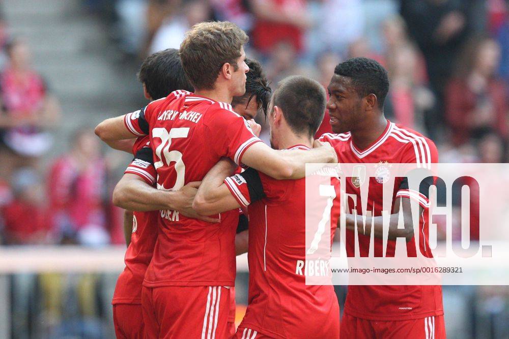 Die Mannschaft freut sich ueber das Tor von Claudio Pizarro 14 (FC Bayern Muenchen) FC Bayern Muenchen vs. SV Werder Bremen, Fussball, 1.Bundesliga, 26.4.2014 EP_ckt