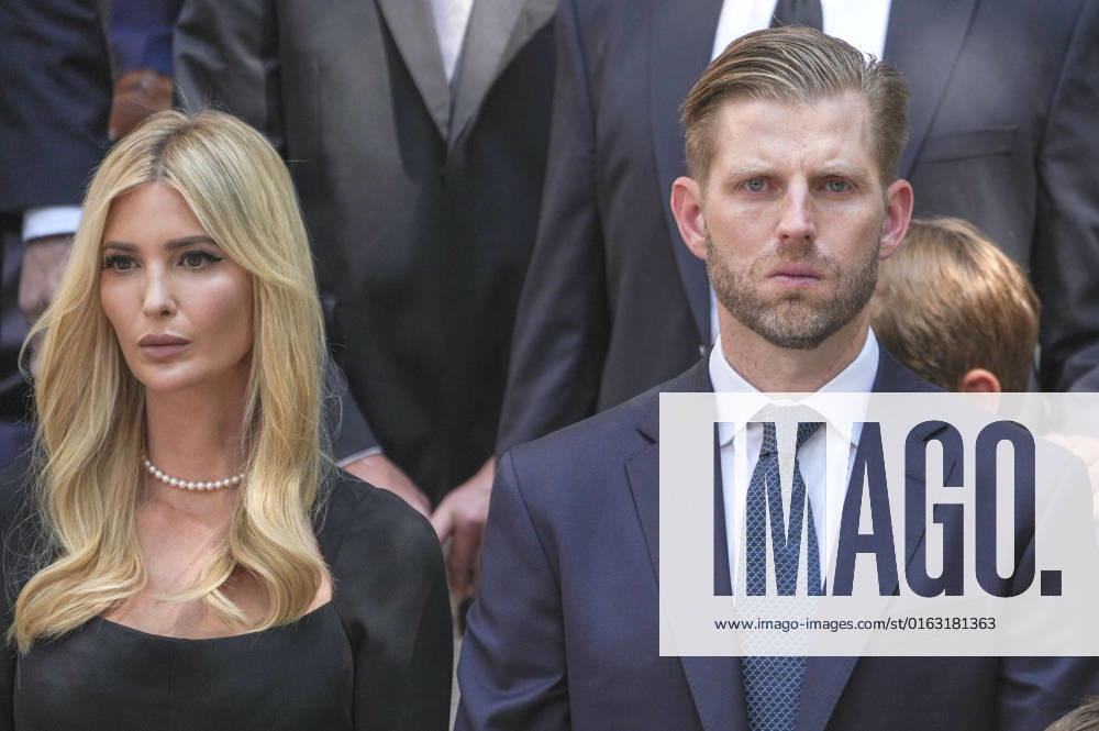 Ivanka Trump mit Bruder Eric Trump bei der Trauerfeier für Ivana Trump in der römisch-katholischen Kirche St. Vincent. Ivana Trump, die erste Frau des ehemaligen Präsidenten Donald Trump, starb im Alter von 73 Jahren nach einem Sturz auf der Treppe ihres Hauses in Manhattan. New York