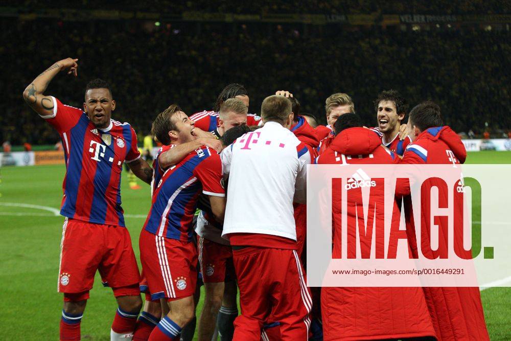 Die Mannschaft freut sich ueber das Tor von Thomas Mueller 25 (FC Bayern München), Jerome Boateng 17 (FC Bayern München) Borussia Dortmund vs. FC Bayern München, DFB-Pokalfinale, Fussball, 17.05.2014, EP_CKT
