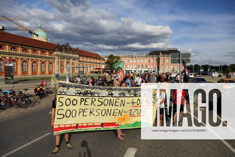 Demonstranten stehen mit Banner 500 Personen 400 Autos 500 Personen 1 Zug auf der Breiten Straße im Rahmen der Students for Future Fahrraddemo Ohne Kerosin nach Berlin bei einem Zwischenstopp in Potsdam, 31. August 2022. Students for Future Ohne Kerosin nach Berlin