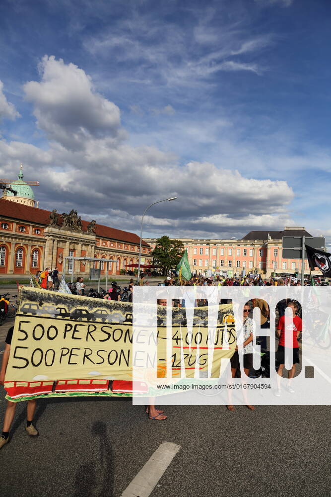 Demonstranten stehen mit Banner 500 Personen 400 Autos 500 Personen 1 Zug auf der Breiten Straße im Rahmen der Students for Future Fahrraddemo Ohne Kerosin nach Berlin bei einem Zwischenstopp in Potsdam, 31. August 2022. Students for Future Ohne Kerosin nach Berlin