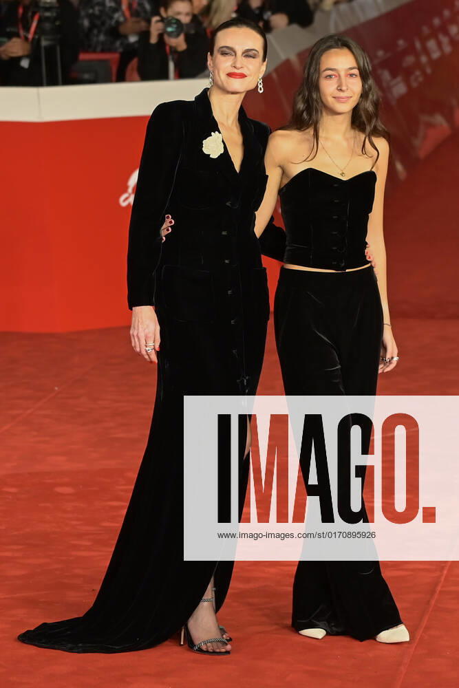 Kasia Smutniak mit Tochter Sophie Taricone bei der Festivaleröffnung mit der Premiere des Kinofilms Il colibri auf dem 17. Internationalen Filmfestival von Rom Festa del Cinema di Roma 2022 im Auditorium Parco della Musica. Rom