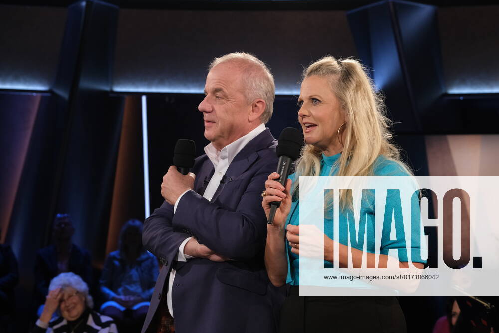 Hubertus Meyer-Burckhardt und Barbara Schöneberger beim Fototermin der NDR Talk Show im Fernsehstudio Hamburg Lokstedt am 21.10.2022 vor der Sendung im NDR Fernsehen N3