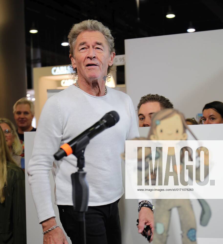 Frankfurt am Main, Messe Frankfurter Buchmesse 2022 - Impressionen Grosser Andrang auf dem Messestand Hendrikje Balsmeyer und Peter Maffay sind nicht nur Lebensgefährten sondenr auch die Autoren von der Kinderbuchreihe Anouk Bild zeigt Peter Maffay erstaunt und erfreut über den grossen Andrang