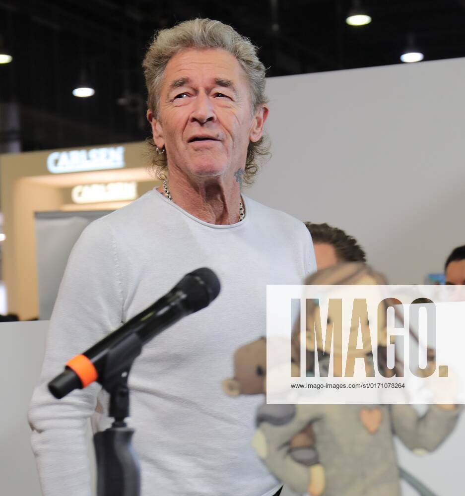 Frankfurt am Main, Messe Frankfurter Buchmesse 2022 - Impressionen Grosser Andrang auf dem Messestand Hendrikje Balsmeyer und Peter Maffay sind nicht nur Lebensgefährten sondenr auch die Autoren von der Kinderbuchreihe Anouk Bild zeigt Peter Maffay erstaunt und erfreut über den grossen Andrang