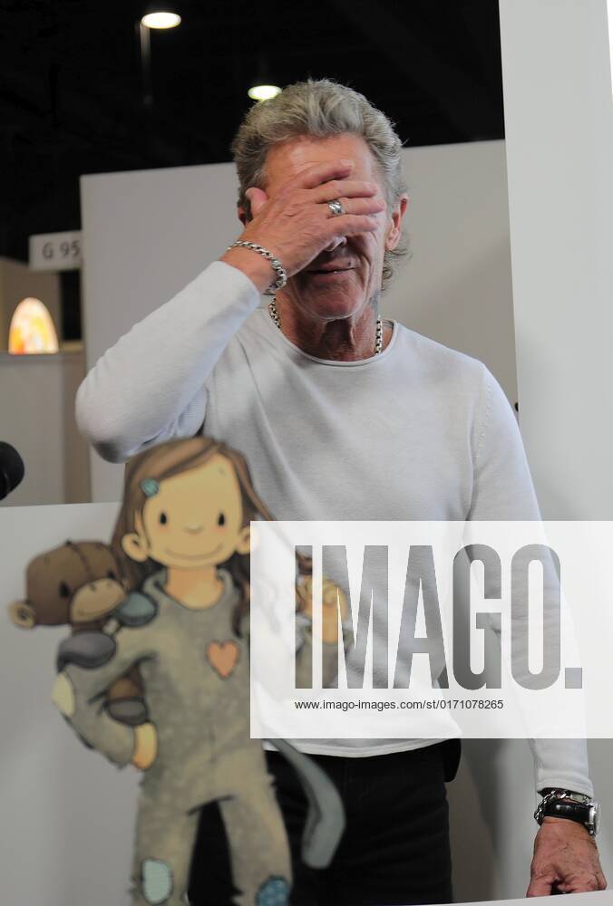 Frankfurt am Main, Messe Frankfurter Buchmesse 2022 - Impressionen Grosser Andrang auf dem Messestand Hendrikje Balsmeyer und Peter Maffay sind nicht nur Lebensgefährten sondenr auch die Autoren von der Kinderbuchreihe Anouk Bild zeigt Peter Maffay erstaunt und erfreut über den grossen Andrang