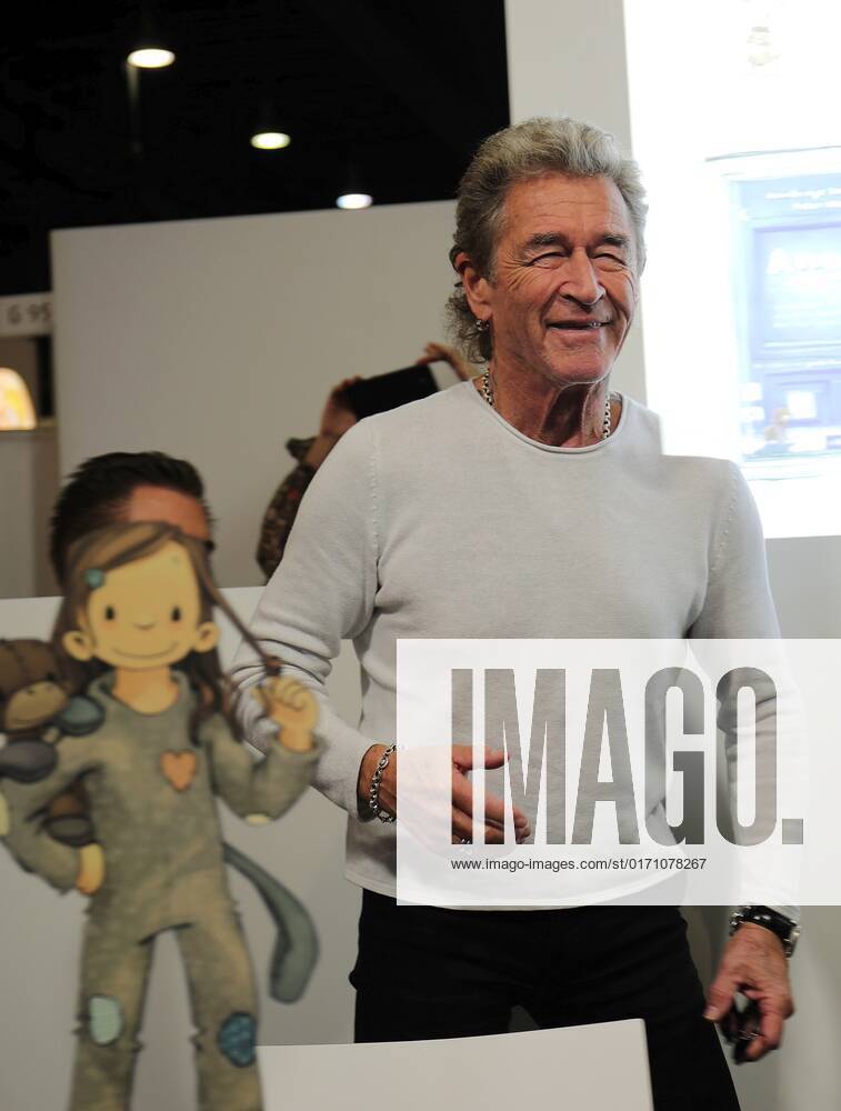 Frankfurt am Main, Messe Frankfurter Buchmesse 2022 - Impressionen Grosser Andrang auf dem Messestand Hendrikje Balsmeyer und Peter Maffay sind nicht nur Lebensgefährten sondenr auch die Autoren von der Kinderbuchreihe Anouk Bild zeigt Peter Maffay erstaunt und erfreut über den grossen Andrang