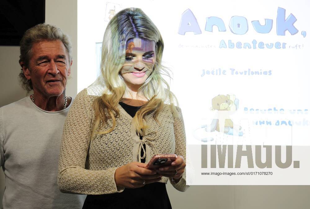 Frankfurt am Main, Messe Frankfurter Buchmesse 2022 - Impressionen Grosser Andrang auf dem Messestand Hendrikje Balsmeyer und Peter Maffay sind nicht nur Lebensgefährten sondenr auch die Autoren von der Kinderbuchreihe Anouk Bild zeigt Peter Maffay und Lebendgefährtin Hendrikje Balsmeyer