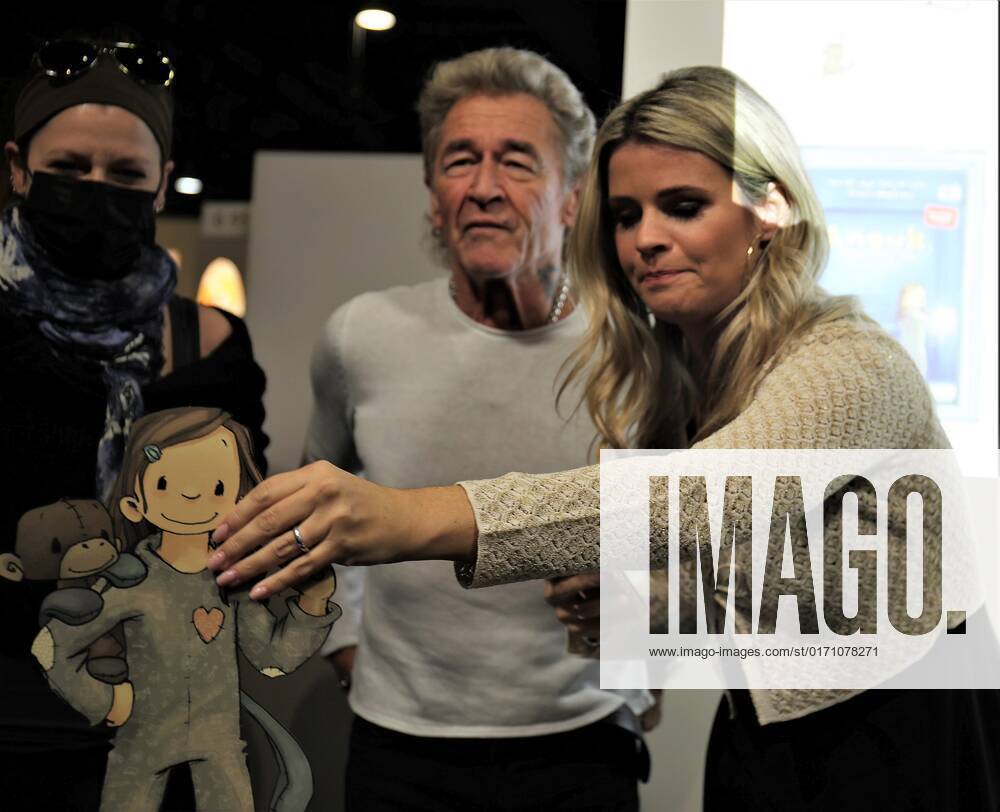 Frankfurt am Main, Messe Frankfurter Buchmesse 2022 - Impressionen Grosser Andrang auf dem Messestand Hendrikje Balsmeyer und Peter Maffay sind nicht nur Lebensgefährten sondenr auch die Autoren von der Kinderbuchreihe Anouk Bild zeigt Peter Maffay und Lebendgefährtin Hendrikje Balsmeyer