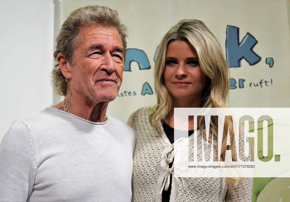 Frankfurt am Main, Messe Frankfurter Buchmesse 2022 - Impressionen Grosser Andrang auf dem Messestand Hendrikje Balsmeyer und Peter Maffay sind nicht nur Lebensgefährten sondenr auch die Autoren von der Kinderbuchreihe Anouk Bild zeigt Peter Maffay und Lebendgefährtin Hendrikje Balsmeyer