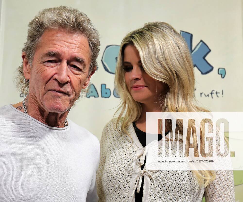 Frankfurt am Main, Messe Frankfurter Buchmesse 2022 - Impressionen Grosser Andrang auf dem Messestand Hendrikje Balsmeyer und Peter Maffay sind nicht nur Lebensgefährten sondenr auch die Autoren von der Kinderbuchreihe Anouk Bild zeigt Peter Maffay und Lebendgefährtin Hendrikje Balsmeyer