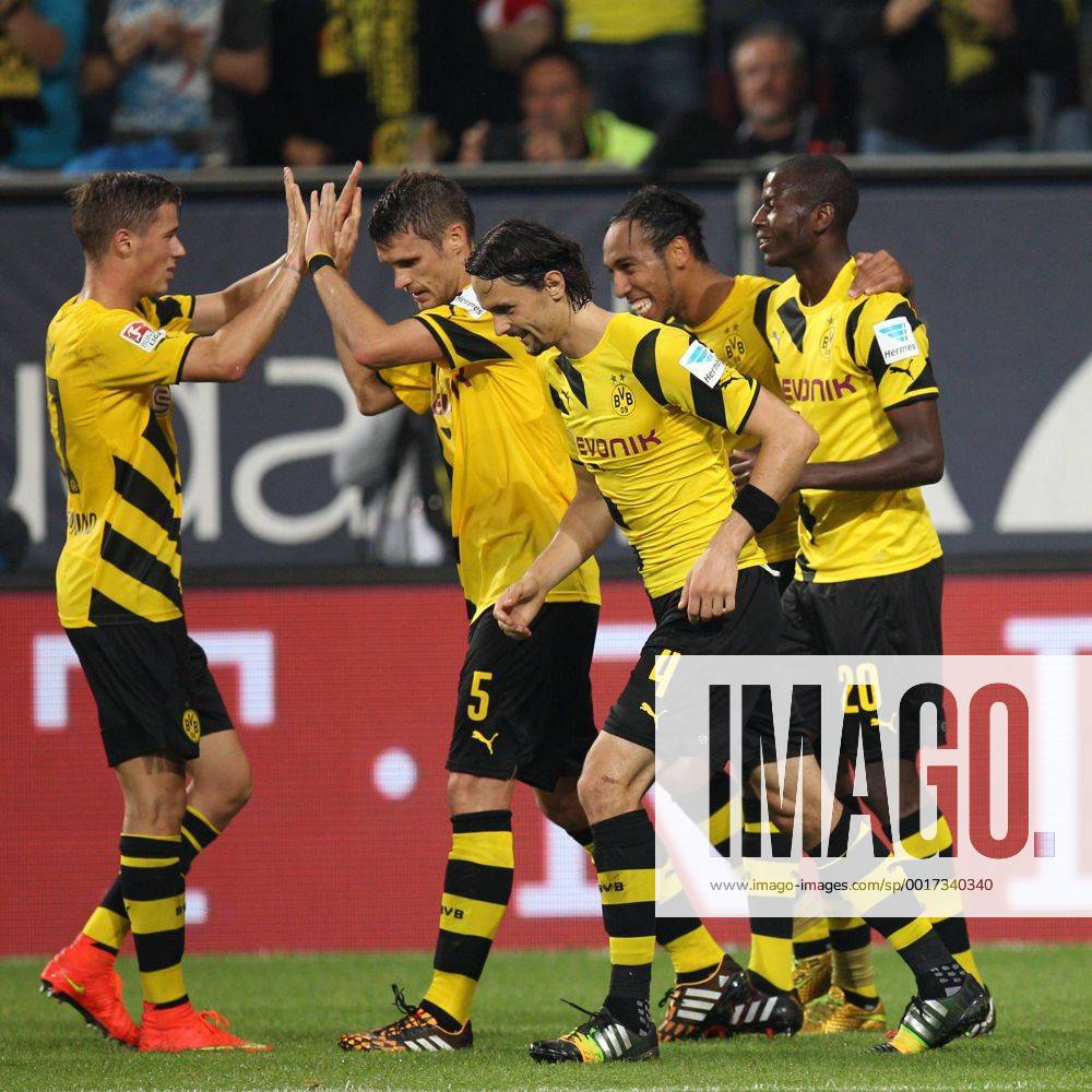 Die Mannschaft freut sich ueber das Tor von Adrian Ramos 20 (Borussia Dortmund) FC Augsburg vs. Borussia Dortmund, Fussball, 1.Bundesliga, 29.08.2014, EP_CKT