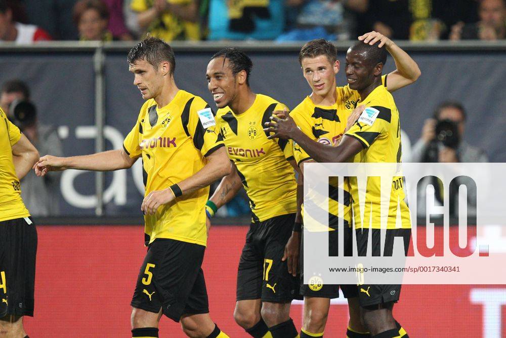 Die Mannschaft freut sich ueber das Tor von Adrian Ramos 20 (Borussia Dortmund) FC Augsburg vs. Borussia Dortmund, Fussball, 1.Bundesliga, 29.08.2014, EP_CKT