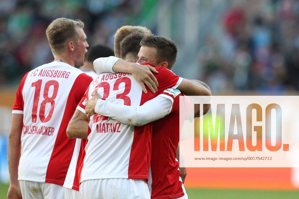 Die Mannschaft freut sich ueber das Tor von Tim Matavz 23 (FC Augsburg) FC Augsburg vs. Werder Bremen, Fussball, 1.Bundesliga, 20.09.2014 EP_ckt