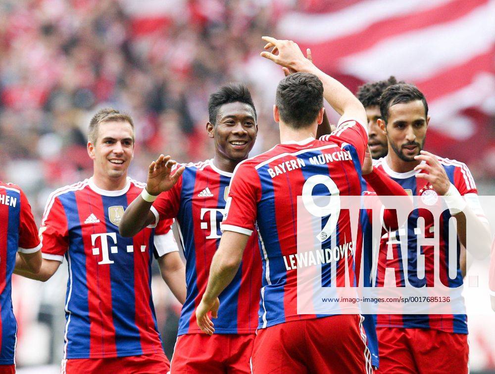 Die Mannschaft freut sich über das Tor von Robert Lewandowski 9 (FC Bayern München) FC Bayern München vs. Hannover 96, Fussball, 1.Bundesliga, 04.10.2014 EP_ckt