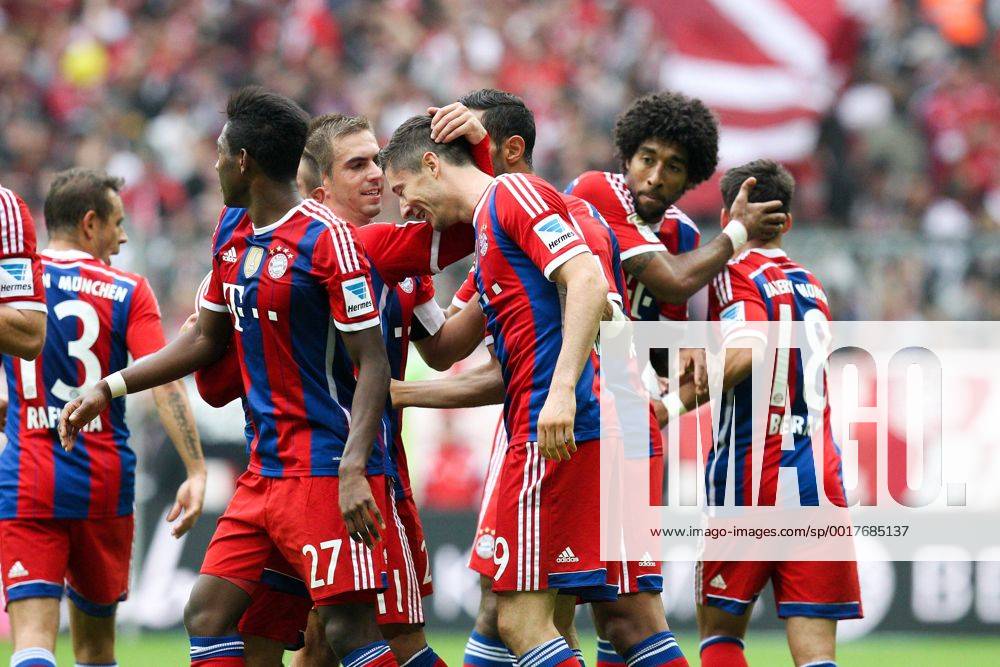 Die Mannschaft freut sich über das Tor von Robert Lewandowski 9 (FC Bayern München) FC Bayern München vs. Hannover 96, Fussball, 1.Bundesliga, 04.10.2014 EP_ckt