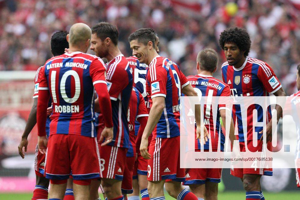 Die Mannschaft freut sich über das Tor von Robert Lewandowski 9 (FC Bayern München) FC Bayern München vs. Hannover 96, Fussball, 1.Bundesliga, 04.10.2014 EP_ckt