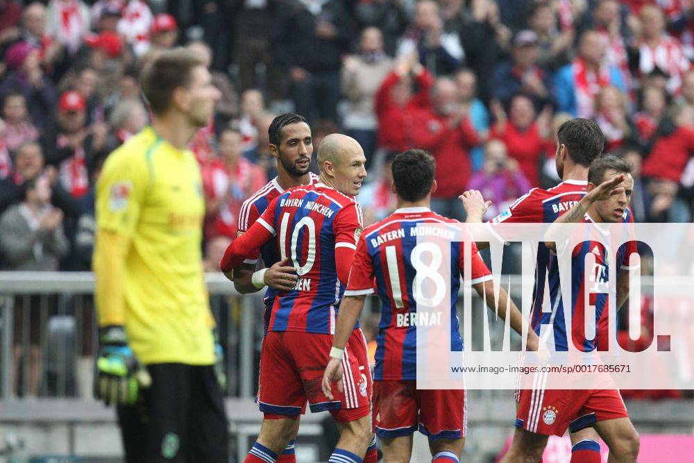Die Mannschaft freut sich über das Tor von Arjen Robben 10 (FC Bayern München) FC Bayern München vs. Hannover 96, Fussball, 1.Bundesliga, 04.10.2014 EP_ckt
