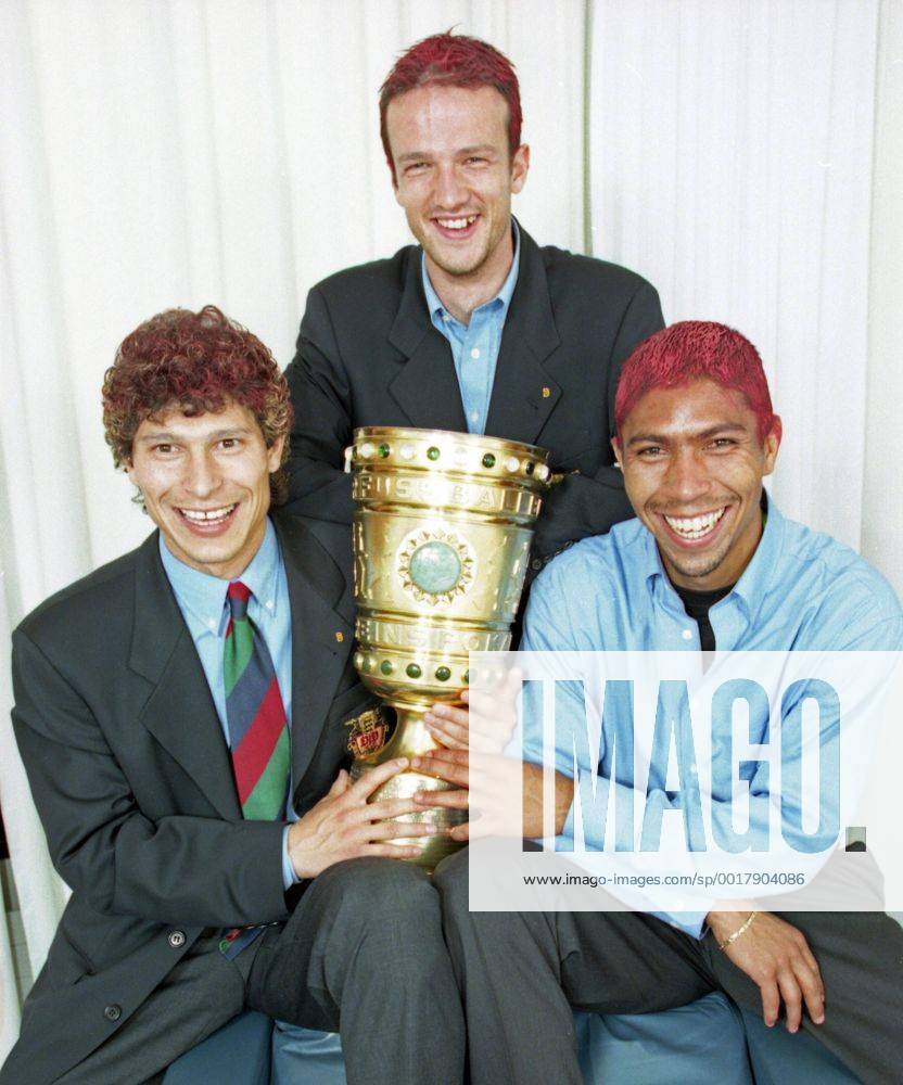 VfB Stuttgart 14.06.1997, Fussball DFB Pokal 1996 1997 Finale in Berlin, VfB Stuttgart Party nach dem DFB-Pokal Sieg: Das Magische Dreieck Krassimir Balakov, Fredi Bobic und Giovane Elber (v.l.) mit dem DFB-Pokal.