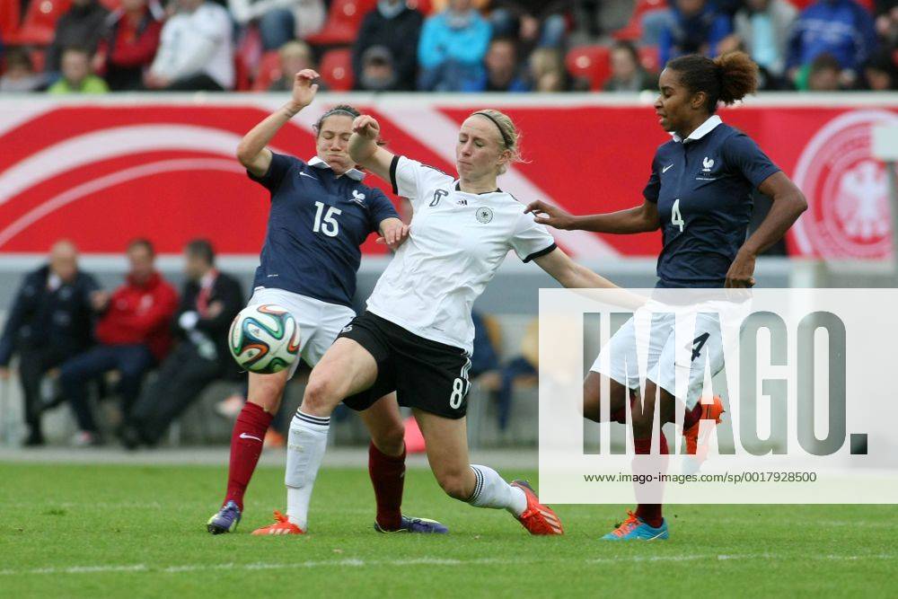 Frauenfußball Länderspiel Deutschland gegen Frankreich am Samstag (25.10.2014) im Sparda-Bank-Hessen-Stadion in Offenbach. Pauline Bremer (D, 1. FFC Turbine Potsdam, Mitte), ELISE BUSSAGLIA (Frankreich, L), LAURA GEORGES (Frankreich).