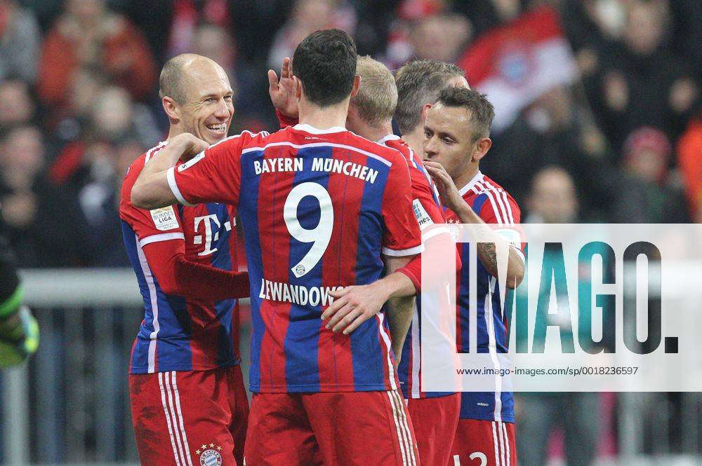 Die Mannschaft freut sich über das Tor von Arjen Robben 10 (FC Bayern München) FC Bayern München vs. TSG 1899 Hoffenheim, Fussball, 1.Bundesliga, 22.11.2014 EP_ckt