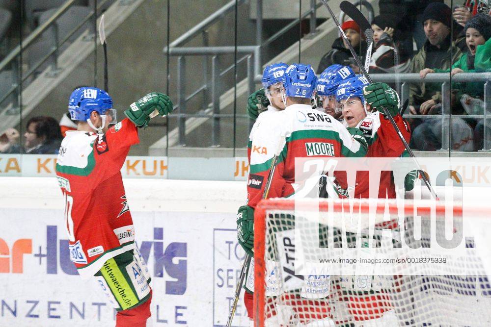 Die Mannschaft freut sich ueber das Tor von Dan DaSilva 22 (Augsburger Panther) ,Augsburger Panther vs. Straubinger Tigers, Eishockey, DEL, 05.12.2014 EP_CKT