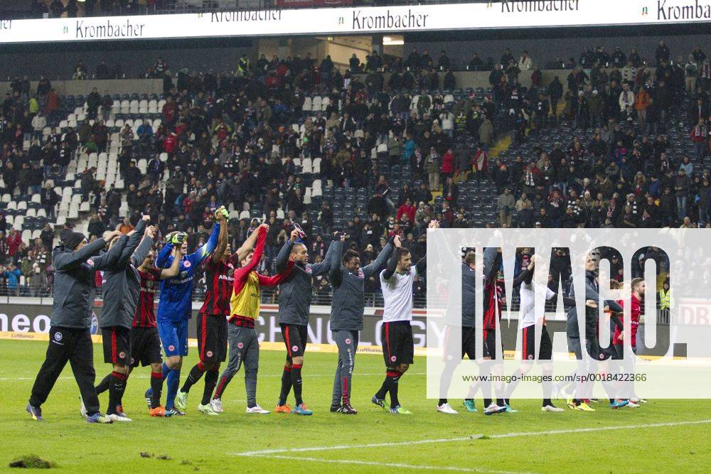 Die Spieler von Eintracht Frankfurt jubeln nach Spielende Fussball 1. Bundesliga, 14. Spieltag, Eintracht Frankfurt (F) - SV Werder Bremen (HB) 5:2 am 07.12.2014 in Frankfurt Deutschland.