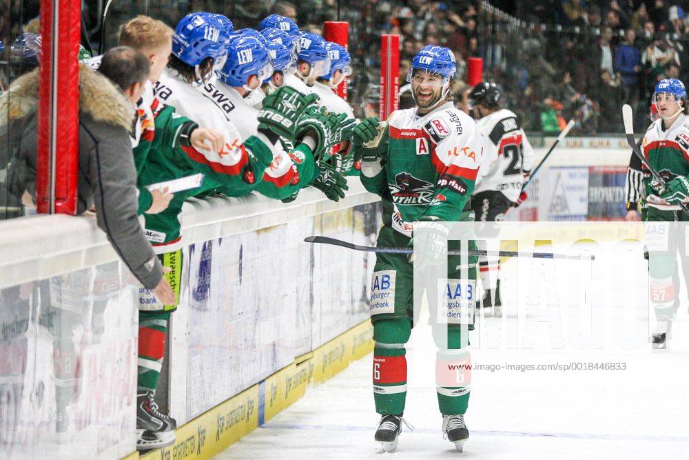 Die Mannschaft freut sich ueber das Tor von Greg Moore 26 (Augsburger Panther), Jeffery Woywitka 6 (Augsburger Panther) ,Augsburger Panther vs. Koelner Haie, Eishockey, DEL, 12.12.2014 , EP_CKT