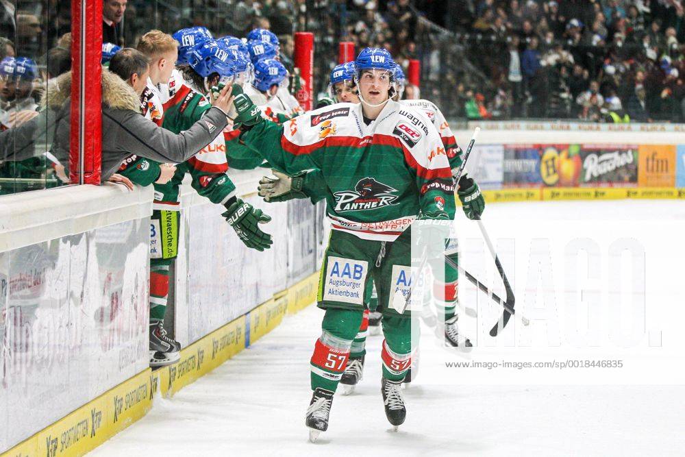 Die Mannschaft freut sich ueber das Tor von Greg Moore 26 (Augsburger Panther), Daniel Weiss 57 (Augsburger Panther) ,Augsburger Panther vs. Koelner Haie, Eishockey, DEL, 12.12.2014 , EP_CKT