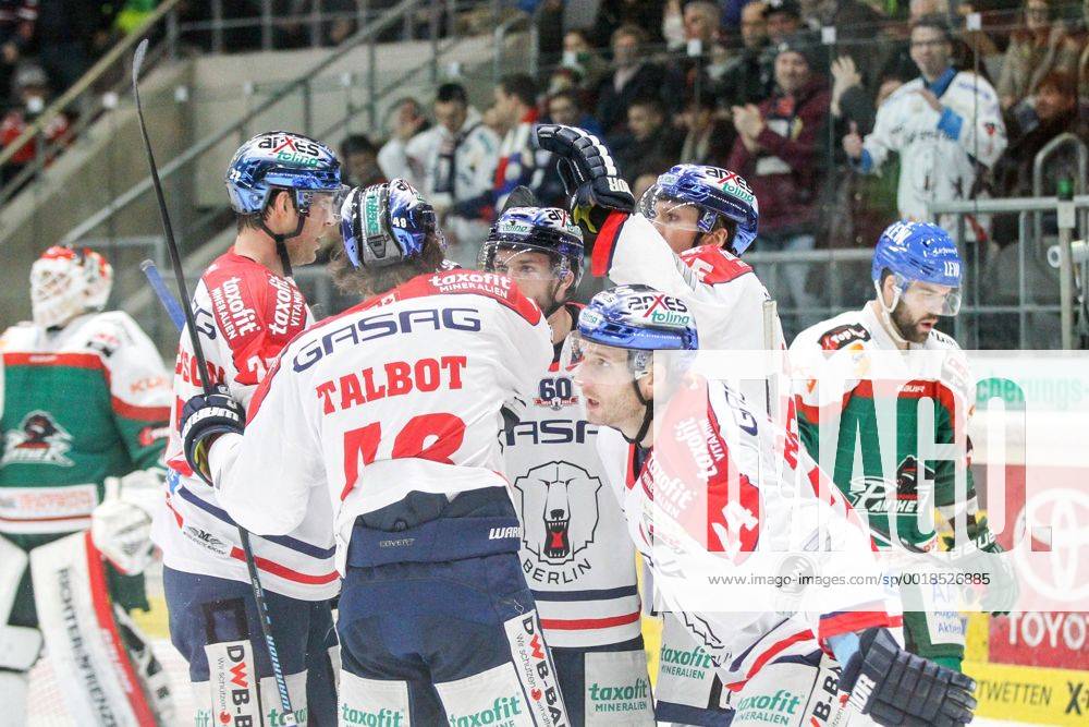 Die Mannschaft freut sich ueber das Tor von Casey Borer 55 (Eisbaeren Berlin) ,Augsburger Panther vs. Eisbaeren Berlin, Eishockey, DEL, 21.12.2014 , EP_CKT