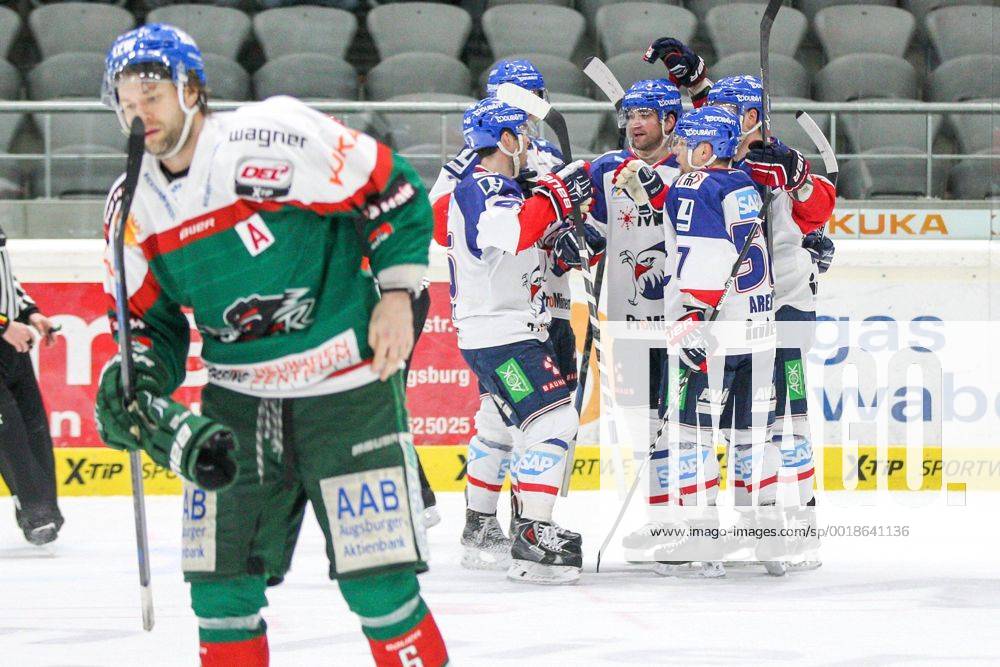 Die Mannschaft freut sich ueber das Tor von Kai Hospelt 18 (Adler Mannheim) , Augsburger Panther vs. Adler Mannheim, Eishockey, DEL, 09.01.2015 , EP_CKT