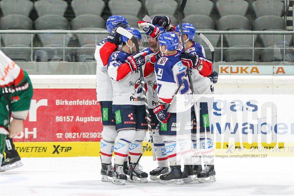 Die Mannschaft freut sich ueber das Tor von Kai Hospelt 18 (Adler Mannheim) , Augsburger Panther vs. Adler Mannheim, Eishockey, DEL, 09.01.2015 , EP_CKT