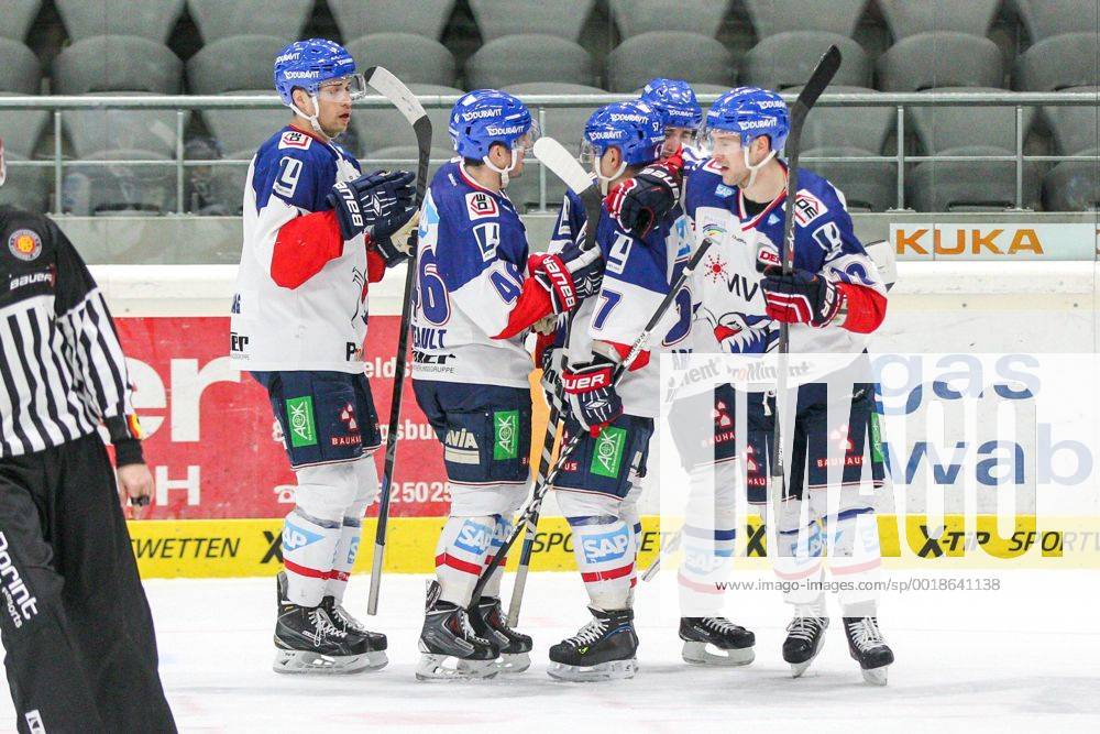 Die Mannschaft freut sich ueber das Tor von Kai Hospelt 18 (Adler Mannheim) , Augsburger Panther vs. Adler Mannheim, Eishockey, DEL, 09.01.2015 , EP_CKT