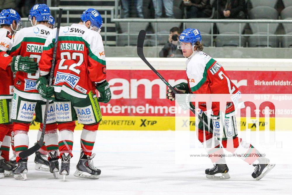 Die Mannschaft freut sich ueber das Tor von T.J. Trevelyan 24 (Augsburger Panther) , Augsburger Panther vs. ERC Ingolstadt, Eishockey, DEL, 23.01.2015 , EP_CKT