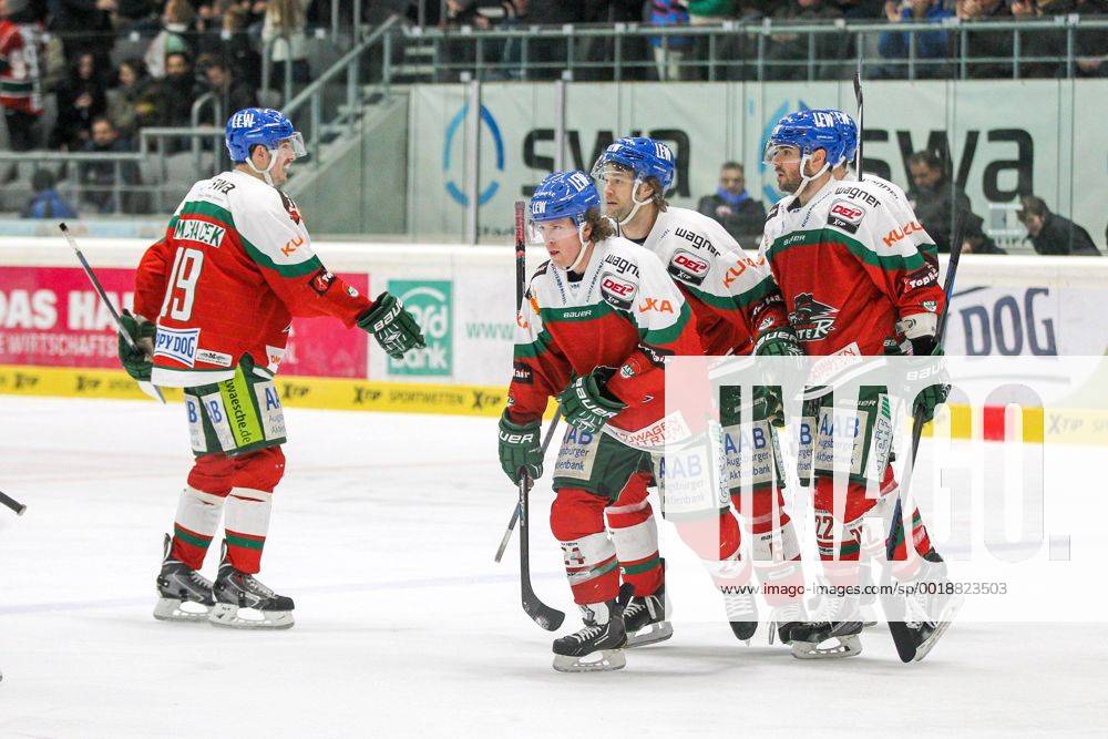 Die Mannschaft freut sich ueber das Tor von T.J. Trevelyan 24 (Augsburger Panther) , Augsburger Panther vs. Thomas Sabo Ice Tigers, Eishockey, DEL, 30.01.2015 EP_ckt