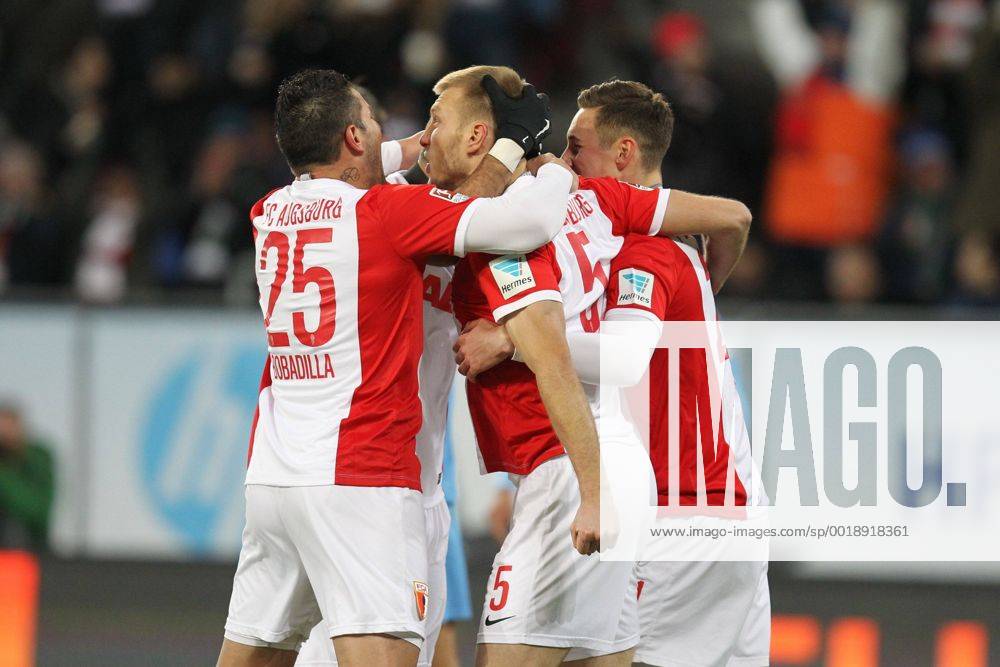 Die Mannschaft freut sich ueber das Tor von Ragnar Klavan 5 (FC Augsburg) , FC Augsburg vs. Eintracht Frankfurt, Fussball, 1.Bundesliga, 08.02.2015 , EP_CKT