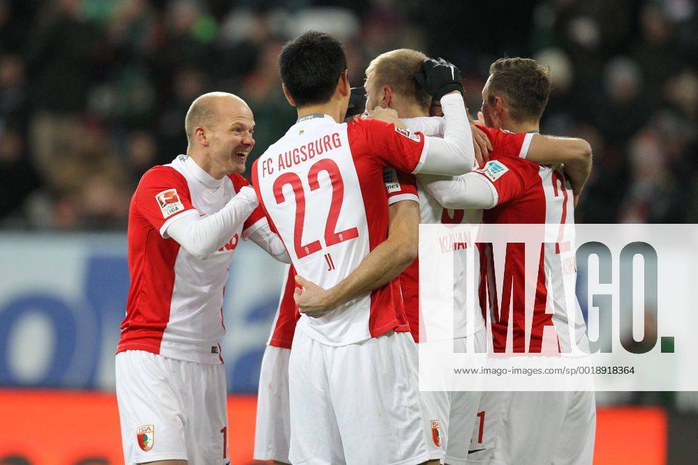 Die Mannschaft freut sich ueber das Tor von Ragnar Klavan 5 (FC Augsburg), Tobias Werner 13 (FC Augsburg) , FC Augsburg vs. Eintracht Frankfurt, Fussball, 1.Bundesliga, 08.02.2015 , EP_CKT
