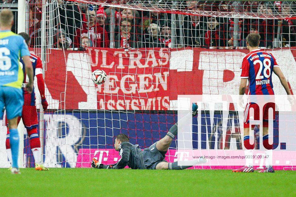 Torwartaktion von Manuel Neuer 1 (FC Bayern Muenchen) kann das Tor nicht klaeren , FC Bayern Muenchen vs. 1. FC Koeln, Fussball, 1.Bundesliga, 27.02.2015 EP_ckt