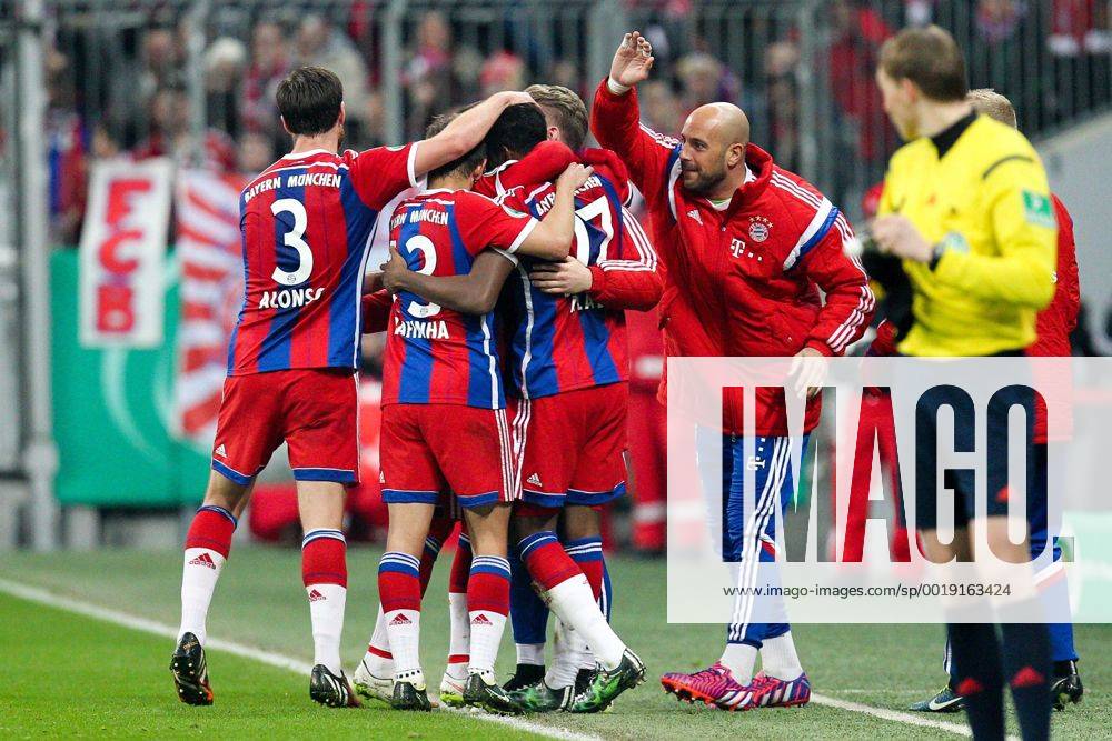 Die Mannschaft freut sich ueber das Tor von David Alaba 27 (FC Bayern Muenchen) , FC Bayern Muenchen vs. Eintracht Braunschweig, Fussball, DFB-Pokal, 04.03.2015 EP_ckt