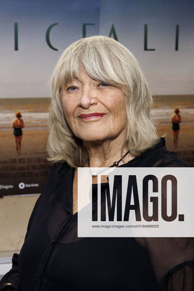 Journalistin Alice Schwarzer posiert bei der NRW-Premiere des Films Alice , der anlässlich des 80. Geburtstag von Alice Schwarzer, der Frontfigur der deutschen Frauenbewegung, enstanden ist, im ODEON-Kino. Köln, 22.11.2022 NRW Deutschland